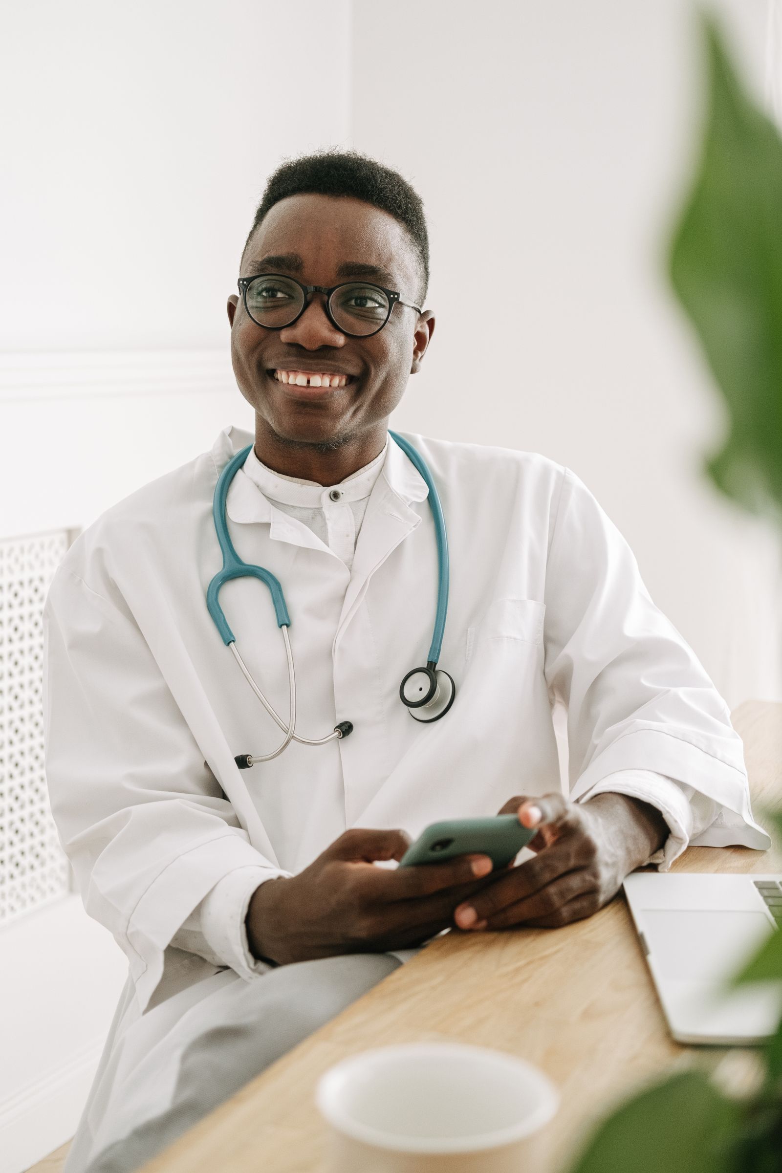 Step-by-step smartphone screens showing telehealth consultation flow