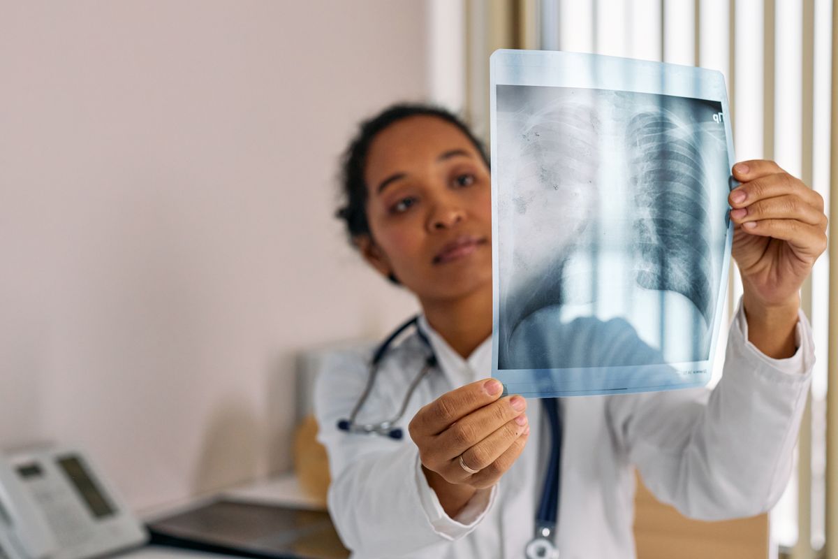 Doctor examining patient lungs with stethoscope — pneumonia